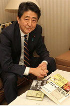 安倍首相があの百田尚樹『日本国紀』を「購入した」とPR！ 一国の総理が“Wikiコピぺ”指摘の歴史修正本を宣伝する理由