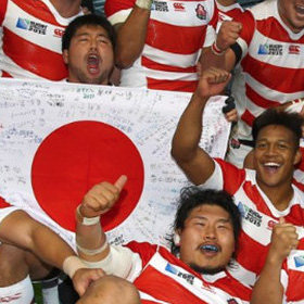 ラグビー日本代表への 日本の心 押し付けがひどい 外国籍の選手もいるのに神社でさざれ石を見学し君が代合唱 合宿に模造刀 Litera リテラ